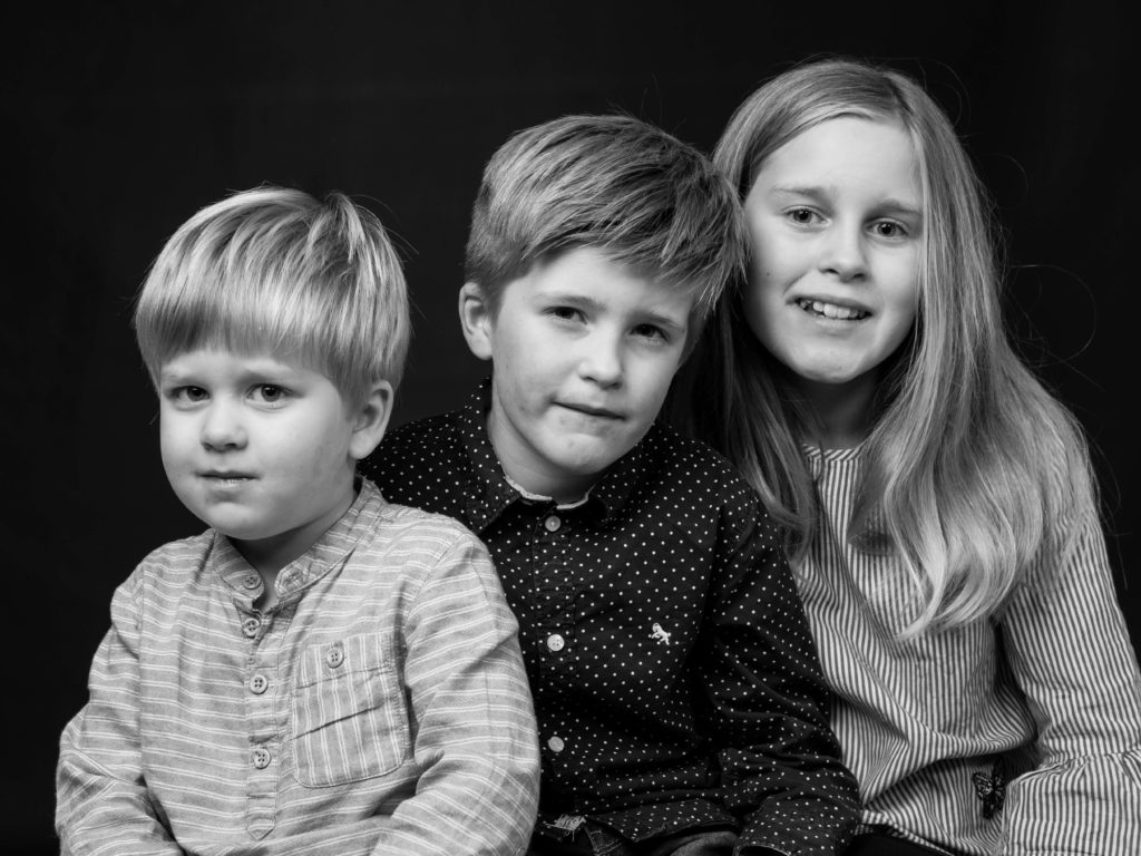 fotografering av tre syskon i svartvitt