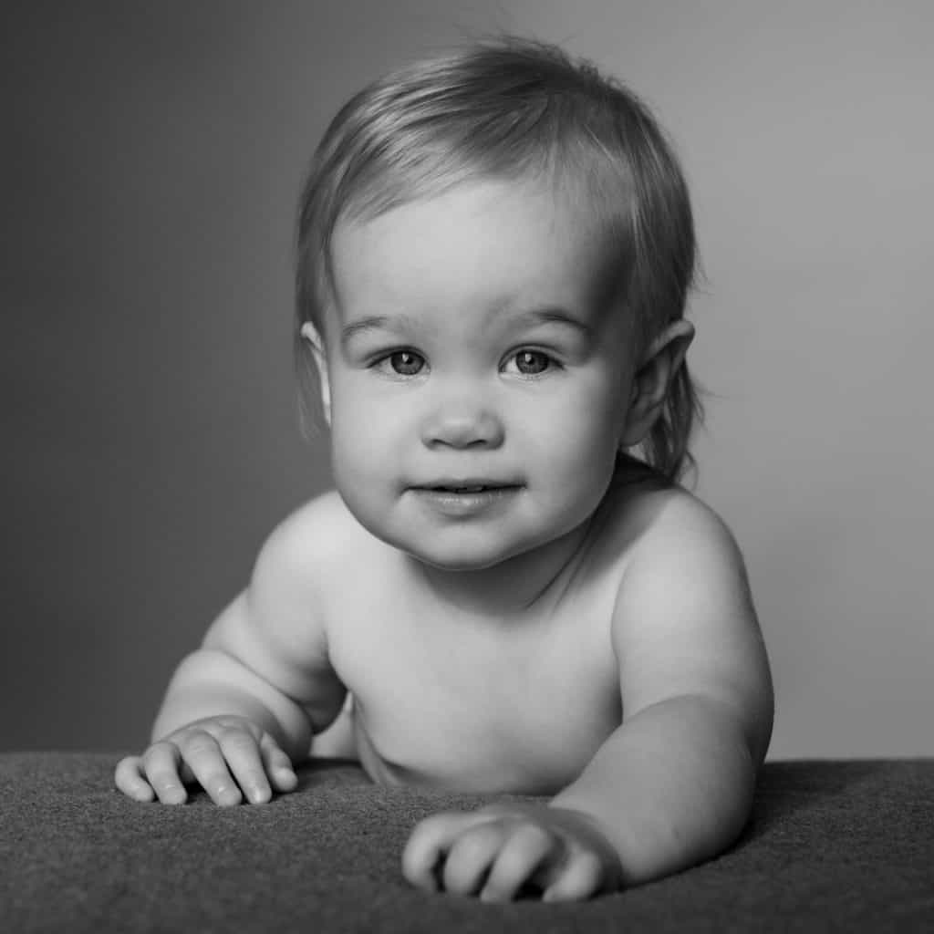 svartvit bild på ett barn 