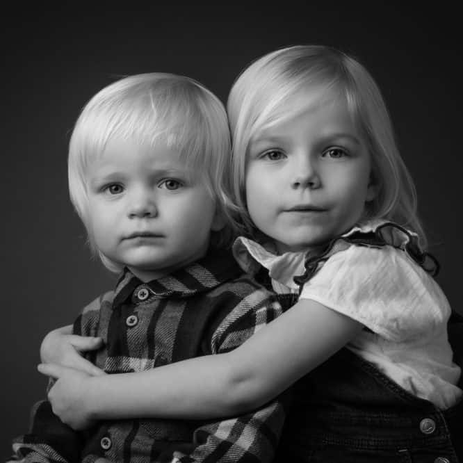 syskonbild i svartvitt