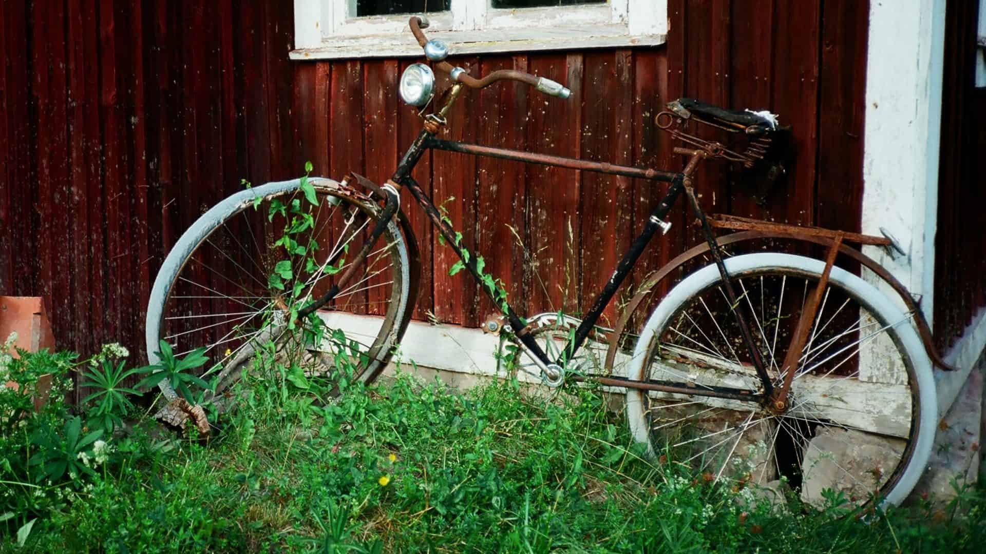 Gammal cykel fotograferad med analog kamera