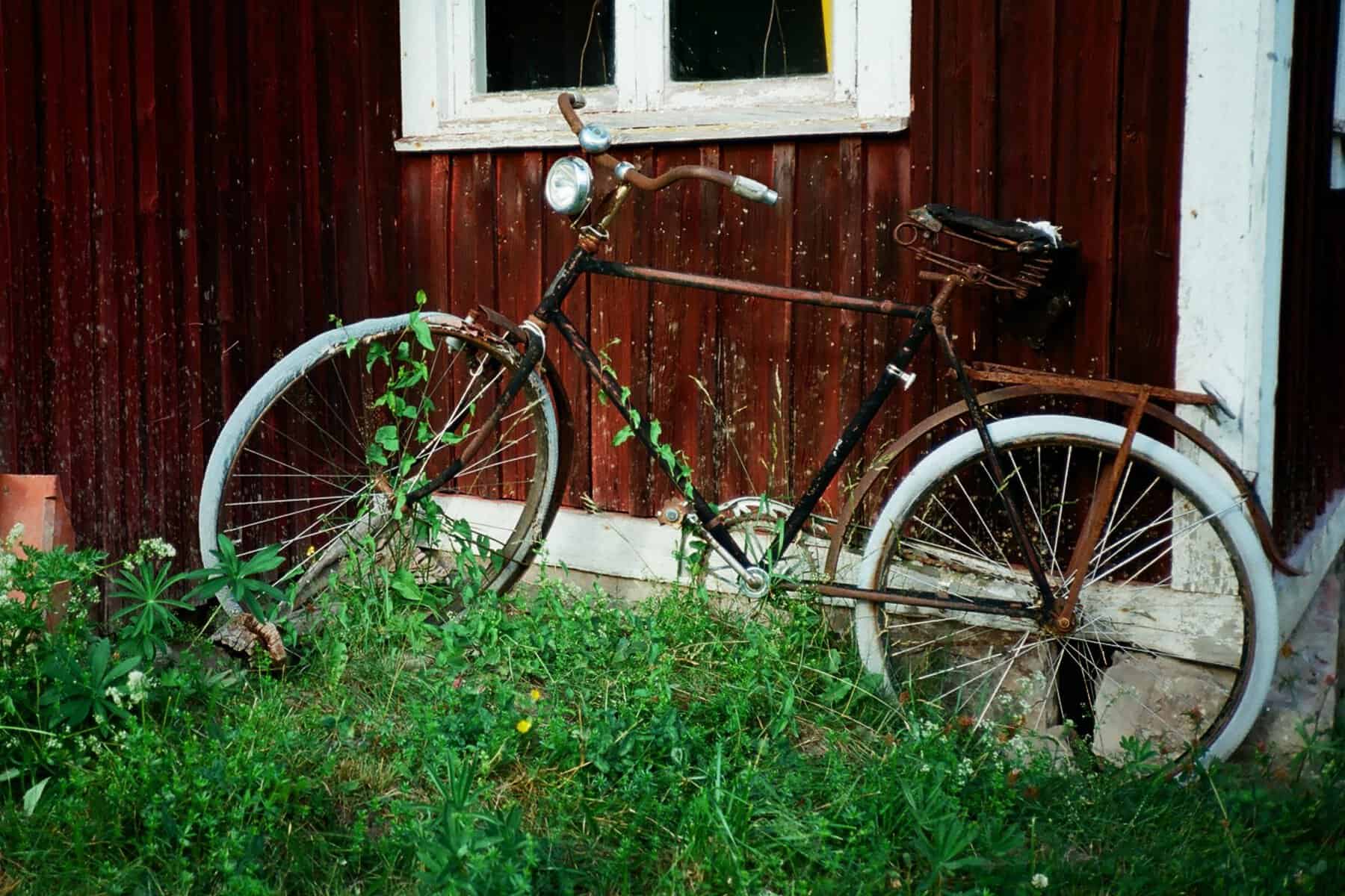 Gammal cykel fotograferad med analog kamera